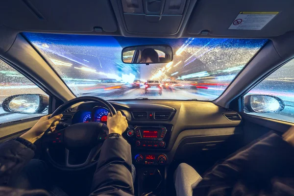 Twee man in auto beweegt snelheid 's nachts. — Stockfoto