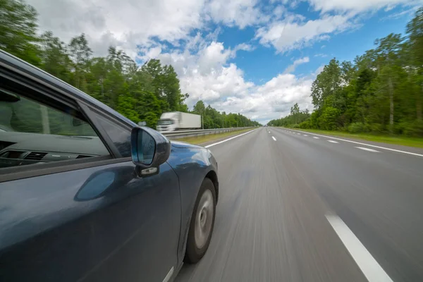 O carro se move a grande velocidade . — Fotografia de Stock