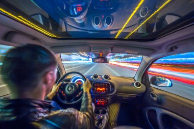 Gece şehir yol manzarası içeriden
