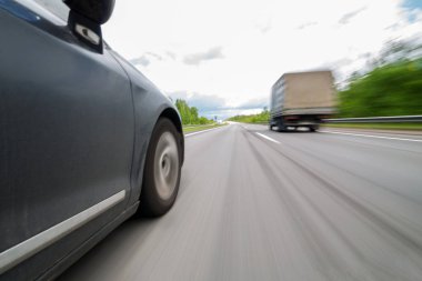 Araba büyük bir hızla hareket ediyor..