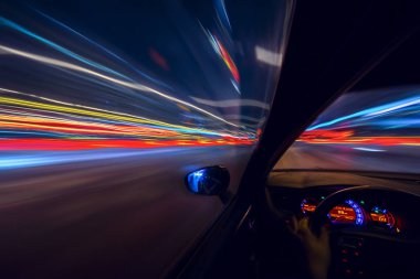 Arabayı geceleri yüksek hızda hareket eder. Sürücü taraftan göster.