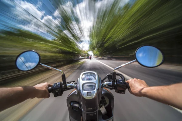Adam Sürme Scooter Motiom Olan Bir Asfalt Yol Üzerinde Bulanıklık — Stok fotoğraf