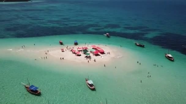 Luchtfoto van de mooie zand tropisch eiland — Stockvideo