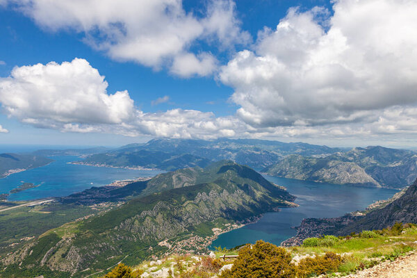 Которский залив Вид на горы, море, облака
