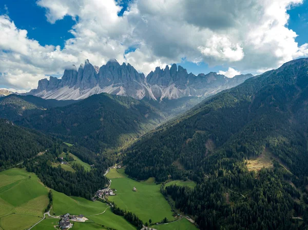 Santa Magdalena dorp in Val di Funes op de Italiaanse Dolomieten. — Stockfoto