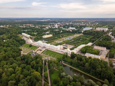 Bahçeleri ve çeşmeleri olan Peterhof Kalesi 'nin havası.