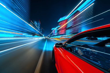 Bir gece şehrinde hareket eden Yan Araba görüntüsü