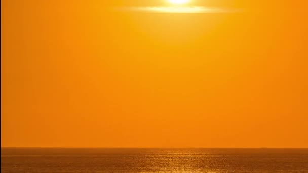 Pôr do sol sobre o oceano na praia de Kuta, Bali, Indonésia — Vídeo de Stock