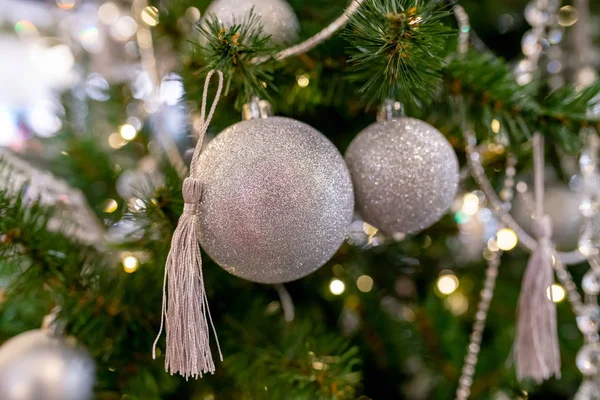 Nahaufnahme des Weihnachtsbaums mit Kugeln und Licht. — Stockfoto