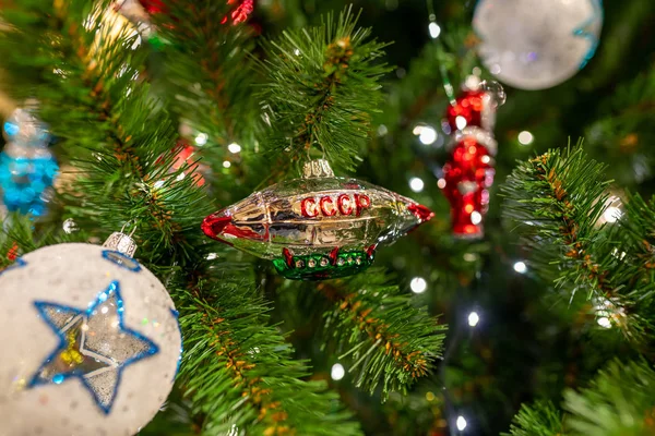 Nahaufnahme des Weihnachtsbaums mit Kugeln und Licht. — Stockfoto