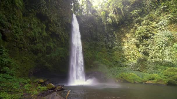 4k video Nungnung vattenfall på Bali — Stockvideo