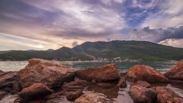 Sonnenuntergang über der Bucht von Kotor, Montenegro. — Stockvideo