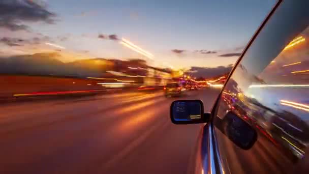 Urbaner Blick vom schnell fahrenden Auto auf eine nächtliche Allee im Zeitraffer der Stadt. — Stockvideo