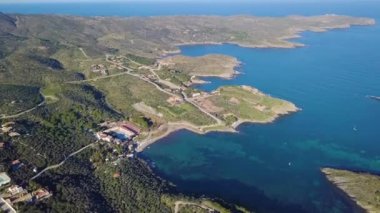 Kadavralar deniz kenarındaki inanılmaz İspanyol kasabası. Punta de sa Costa 'da. Hava görüntüleri.