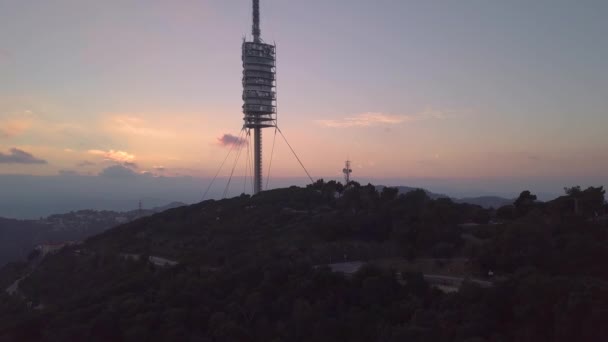 Barcelona, İspanya 'daki Tibidabo Dağı ve çevresinin havadan görünüşü. — Stok video