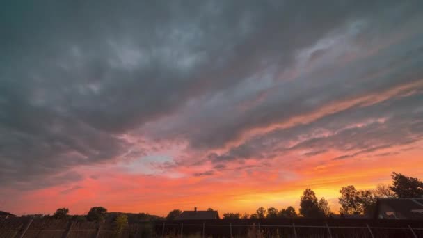 Hermosa puesta de sol escénica con rayos de sol brillando a través de las nubes en el cielo — Vídeo de stock