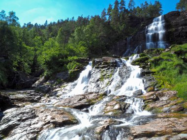 Norveç 'te Svandalsfossen, Norveç dağlarında şelale.