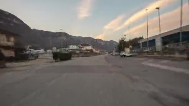 Rijden op een snelweg door de bergen en weiden in Italië — Stockvideo