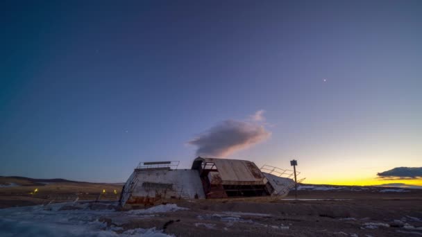 Timelapse van de sterrenhemel boven het bevroren meer Baikal. — Stockvideo