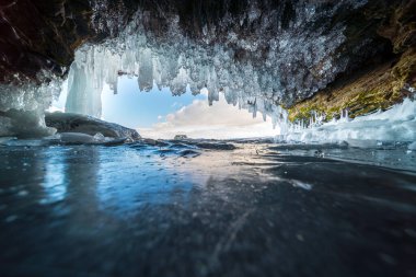 Sibirya 'daki Baykal Gölü' ndeki Olkhon Adası 'ndaki buz mağarası.