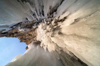 Kalın bir buz tabakasıyla kaplı bir yüzey..