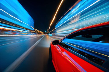 Bir gece şehrinde hareket eden Yan Araba görüntüsü