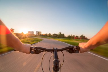 Gidonu tutan motorcuların gözlerinden görüntü