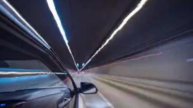 Gece vakti video arabası hareket ediyor.