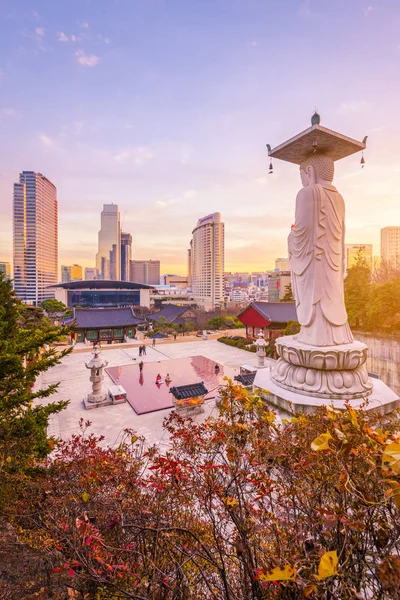 Günbatımı Bongeunsa Tapınağı şehir siluetinin Seoul City, South Korea