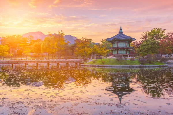 Outono do Palácio Gyeongbokgung em Seul, Coreia — Fotografia de Stock