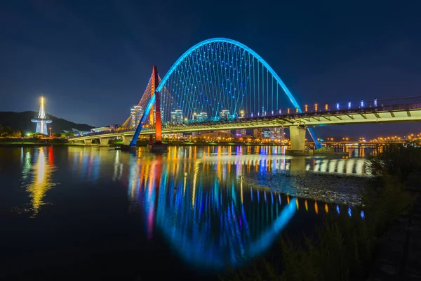 Colorido puente y reflexión Expo Bridge en Daejeon, South Kor — Foto de Stock