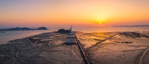 Vista aérea Puesta de sol del aerogenerador en la isla de Daebudo, Corea del Sur —  Fotos de Stock