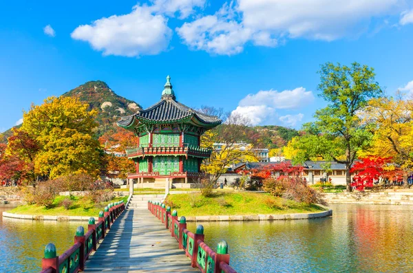 Herbst im gyeongbokgung Palast in seoul, Korea. — Stockfoto