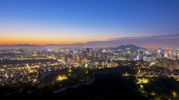 Wschód słońca z Seoul City Skyline, Korea Południowa — Zdjęcie stockowe