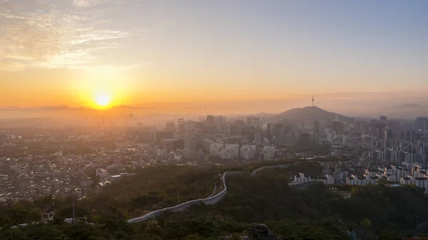 Sunrise Panorama z Seoul City Skyline, Korea Południowa. — Zdjęcie stockowe