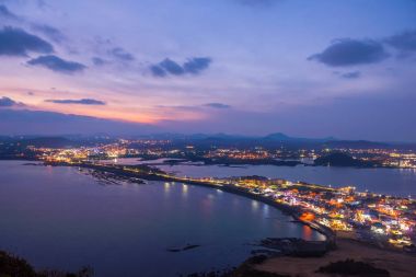 Jeju günbatımında yapmak Seongsan Ilchulbong, Jeju Adası'nda gece, yani
