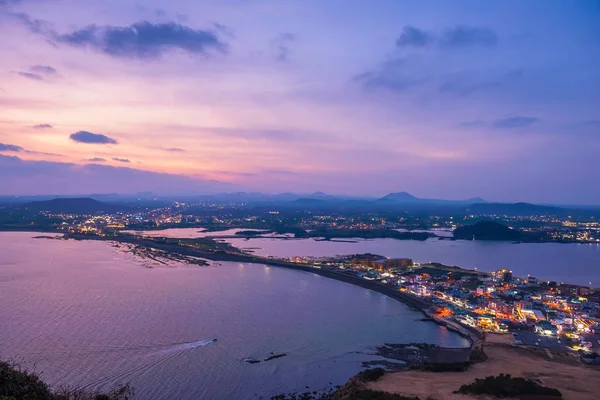 Zonsondergang in Jeju doen Seongsan Ilchulbong, het eiland Jeju's nachts, dus — Stockfoto