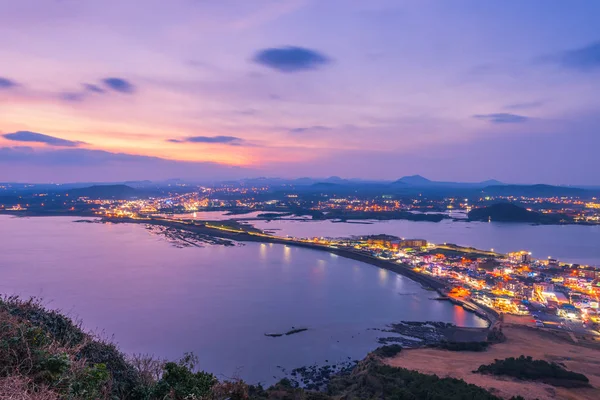 Jeju günbatımında yapmak Seongsan Ilchulbong, Jeju Adası'nda gece, yani
