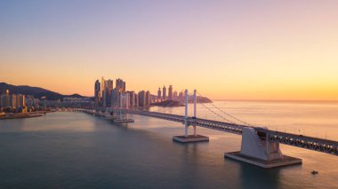 Sunrise, Busan, Güney Gwangan köprü ve Haeundae havadan görünümü