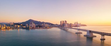 Sunrise, Busan, Güney Gwangan köprü ve Haeundae havadan görünümü