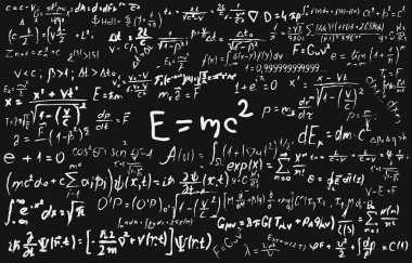 Bilimsel formüller ve fizik ve matematik hesaplamalar ile yazılı yazı tahtası.
