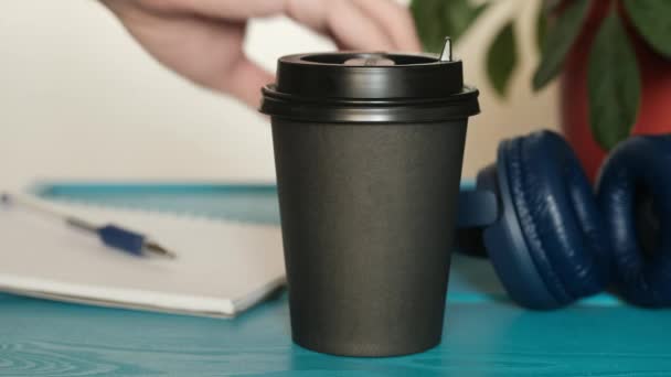 Mano de hombre sacar café con leche taza de té de la mesa y vaya. Estudiante tomando cappuccino para llevar en la mañana para el desayuno . — Vídeos de Stock