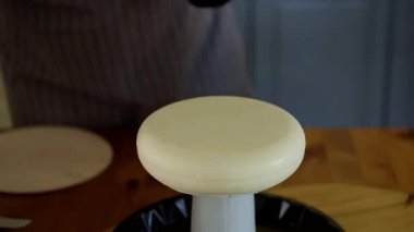 El yapımı pastanın üstüne pembe parlak bir şey dökülüyor. Pasta şefi modern Fransız kremalı tatlısını aynalı hazırlıyor..