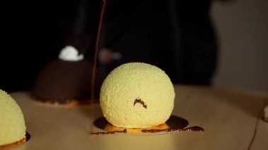 Renkli kadifeyle kaplı mini kremalı tatlı. Modern Avrupa pastası. Fransız mutfağı..