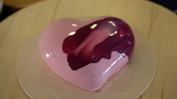 Trendy heart mousse cake with pink mirror glaze on wooden base. Modern european dessert. — Stock Video