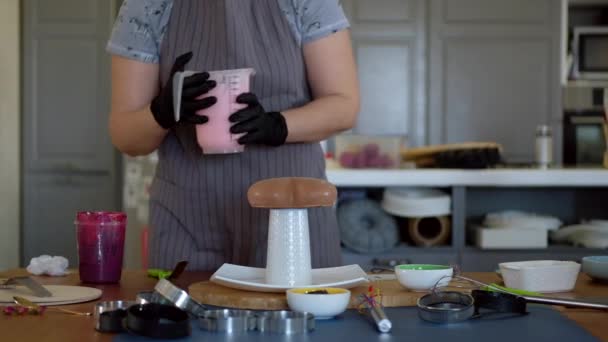 Růžové lesklé nalití z ručně vyrobeného dortu. Cukrář připravuje moderní francouzský pěnový dezert se zrcadlovou glazurou. — Stock video