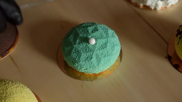 Decoração mini-mousse sobremesa de pastelaria coberta com veludo colorido. Bolo europeu moderno. Cozinha francesa . — Vídeo de Stock