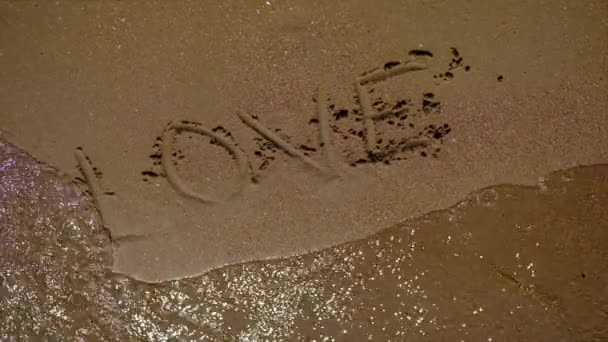 Wortliebe im Sand. Hochzeit am Meer. Flitterwochen. — Stockvideo