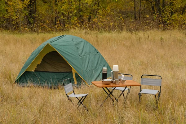 Sonbahar ormanında çadır, macera ve seyahat için ev. Aile açık hava eğlencesi. — Stok fotoğraf