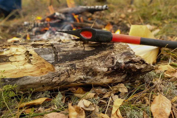 斧头和篝火，在树林里休息。游客营. — 图库照片